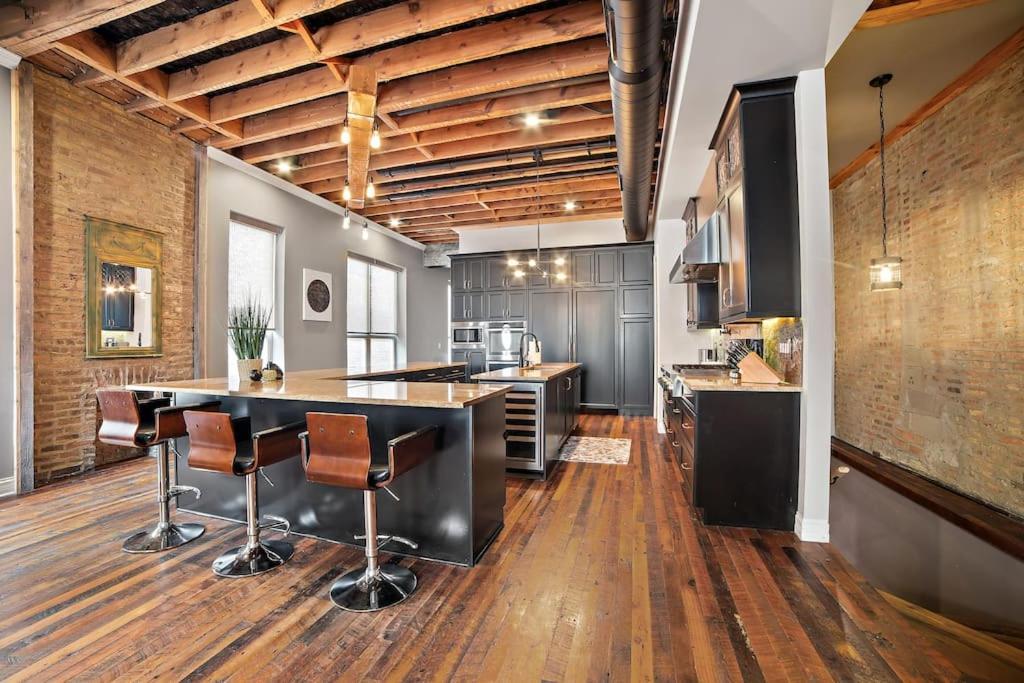 Mid-century Gem Steps From United Center Chicago
