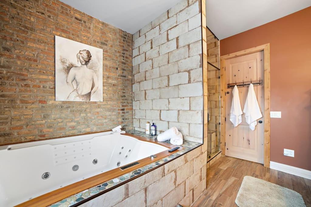 Holiday home Mid-century Gem Steps From United Center *