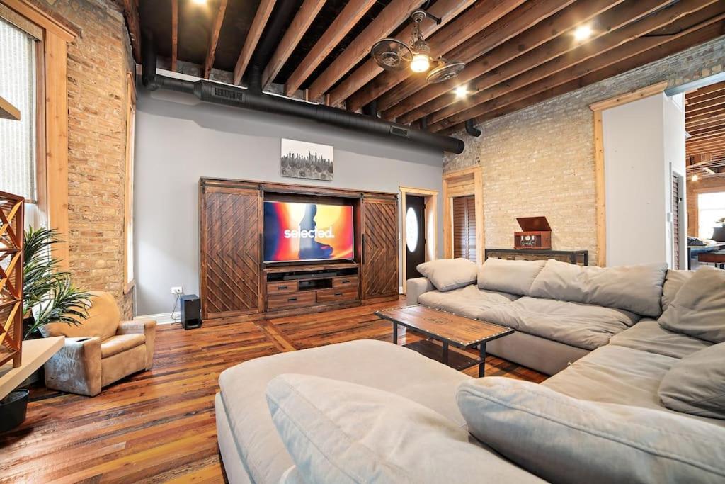 Mid-century Gem Steps From United Center Chicago