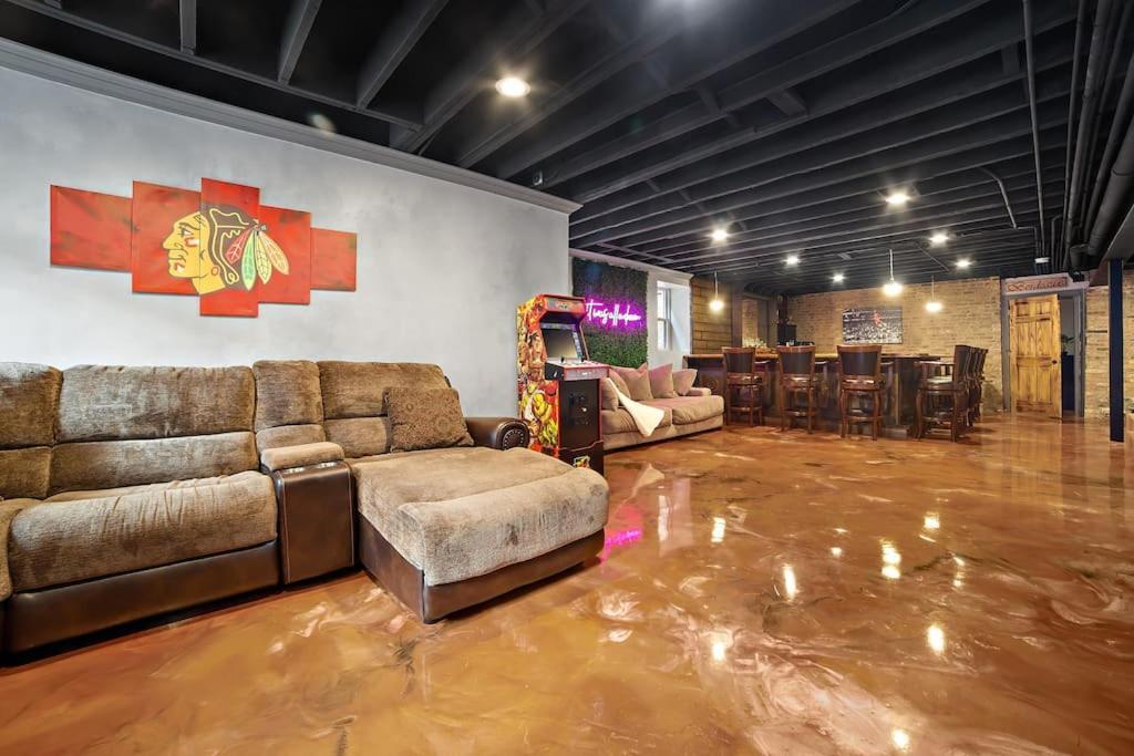 Mid-century Gem Steps From United Center * Chicago