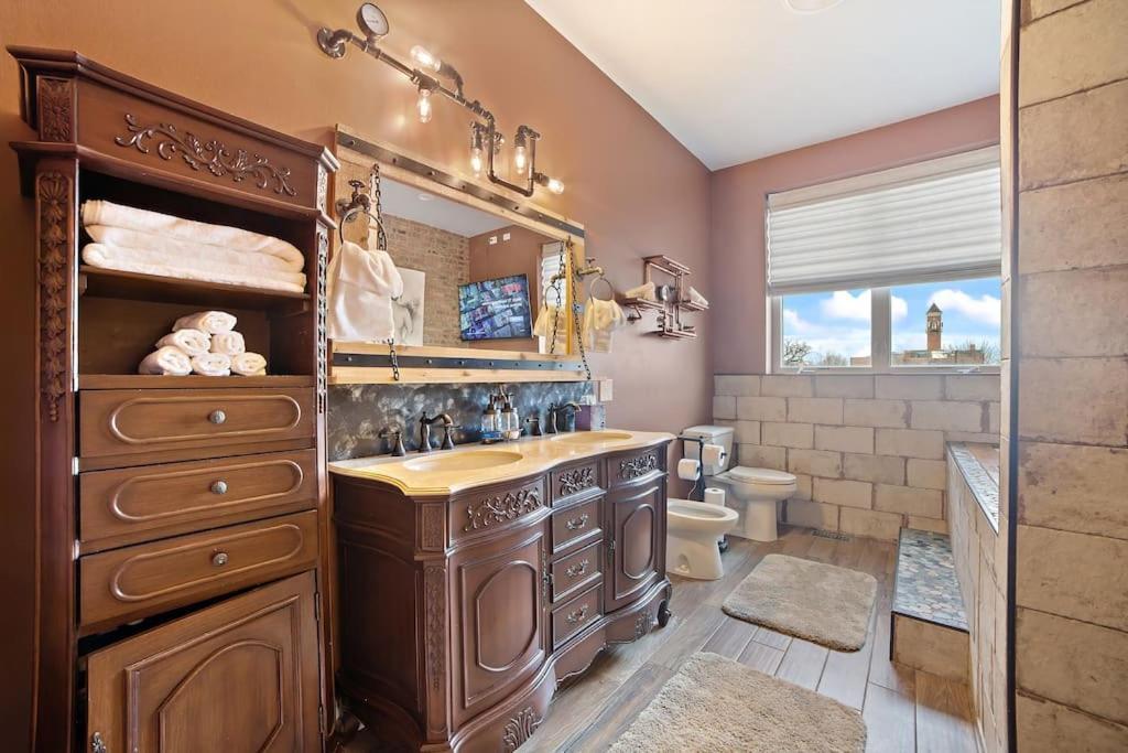 Mid-century Gem Steps From United Center * Chicago