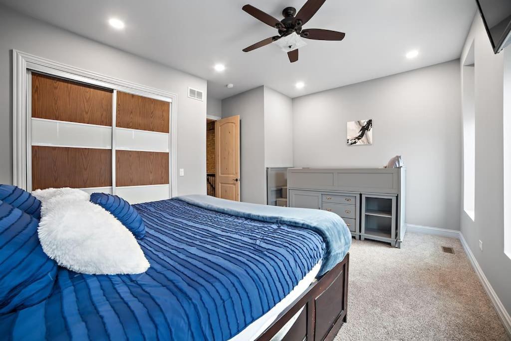 Holiday home Mid-century Gem Steps From United Center *