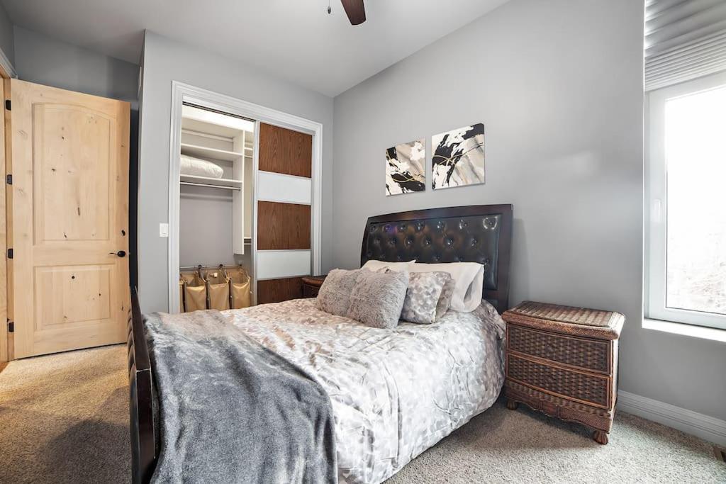 Holiday home Mid-century Gem Steps From United Center