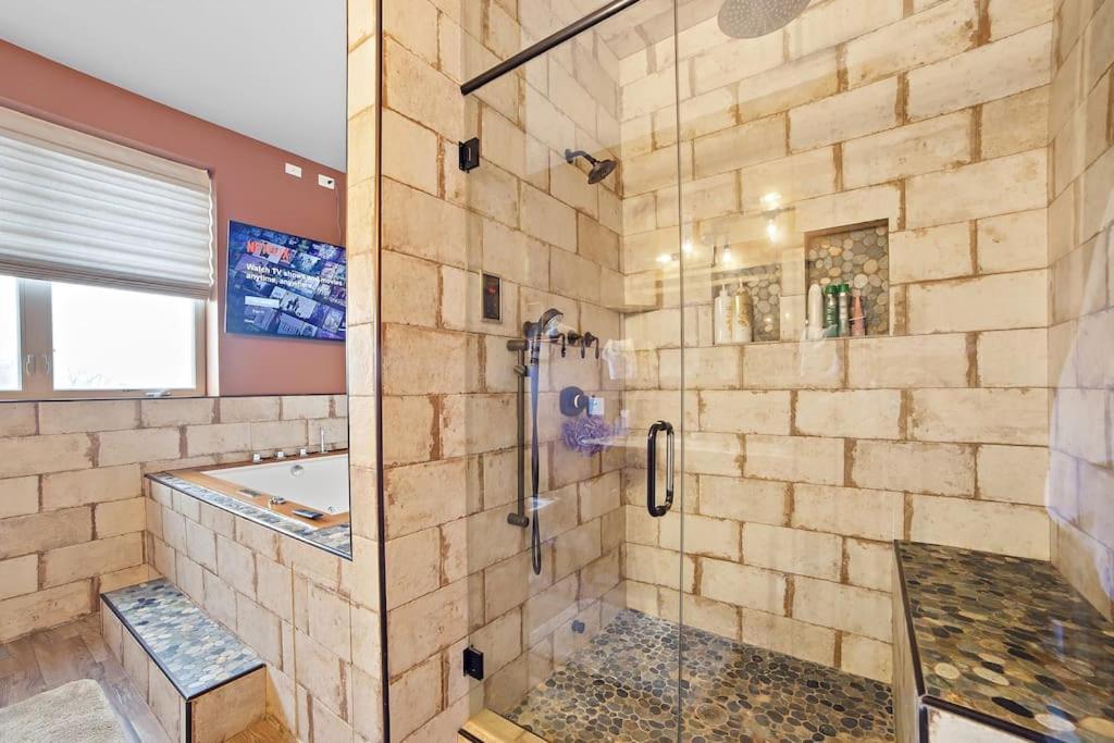 Mid-century Gem Steps From United Center Holiday home *
