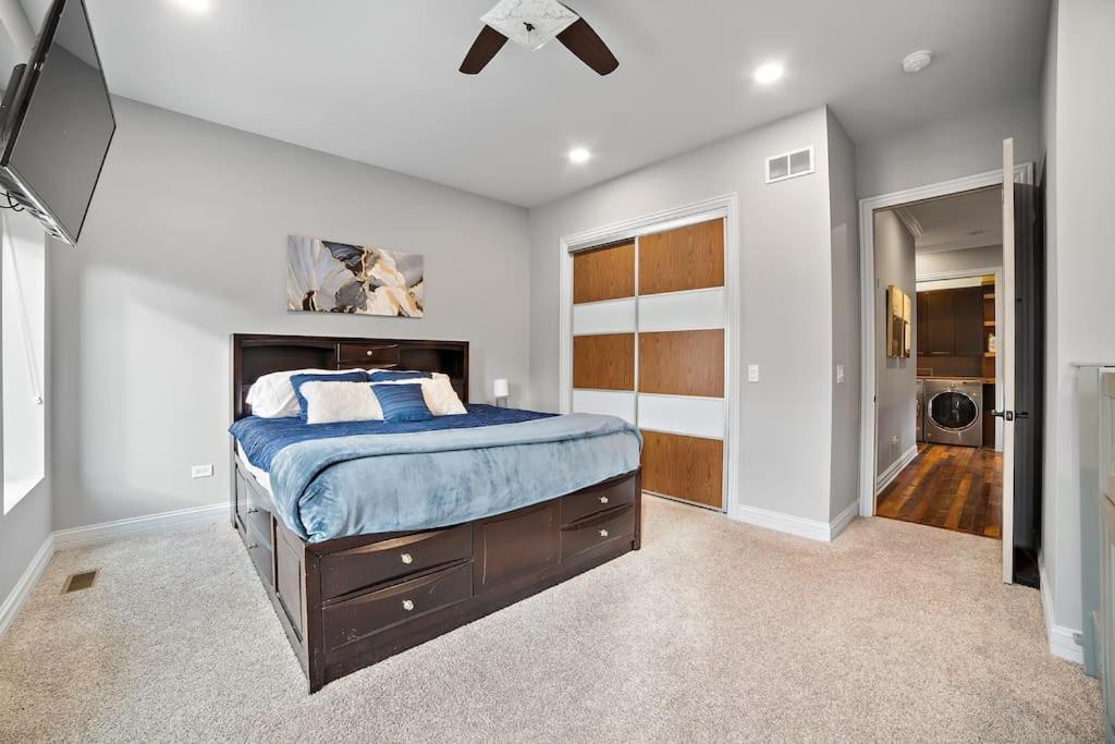 Mid-century Gem Steps From United Center Holiday home Chicago