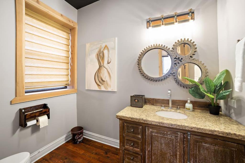 Mid-century Gem Steps From United Center * Chicago