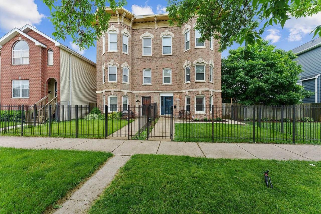 Spacious Row Next Transit Near Downtown W Parking Holiday home
