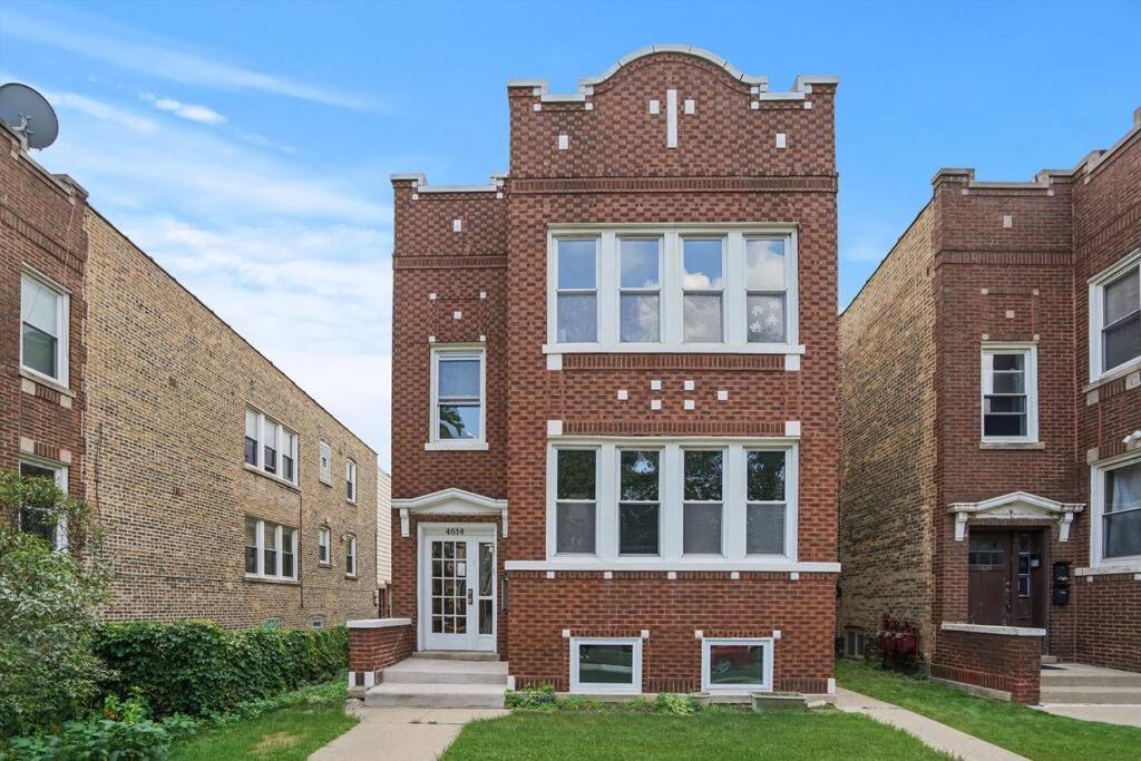 Walk To Train L Near Attractions And Ord L Free Parking L Patio Apartment Chicago