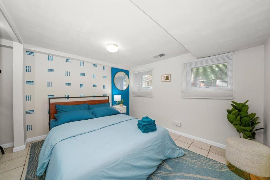 Walk To Train L Near Attractions And Ord L Free Parking L Patio Apartment