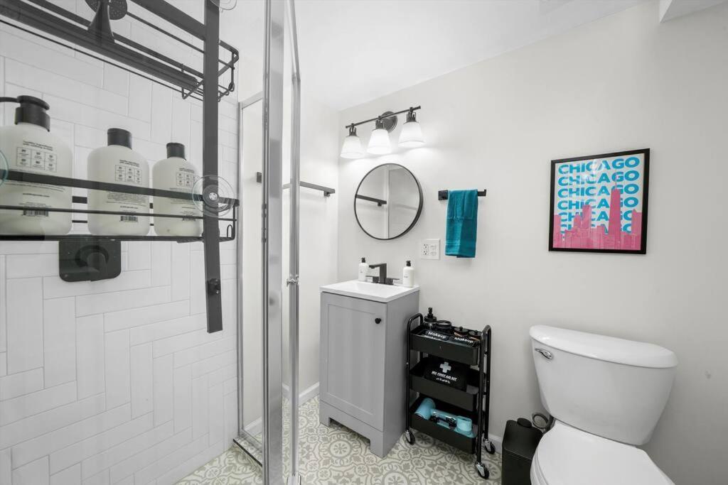 Walk To Train L Near Attractions And Ord L Free Parking L Patio Apartment Chicago