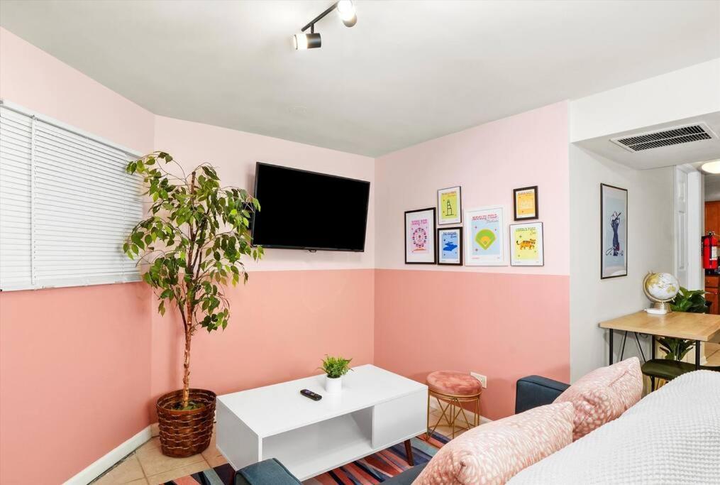 Walk To Train L Near Attractions And Ord L Free Parking L Patio * Chicago