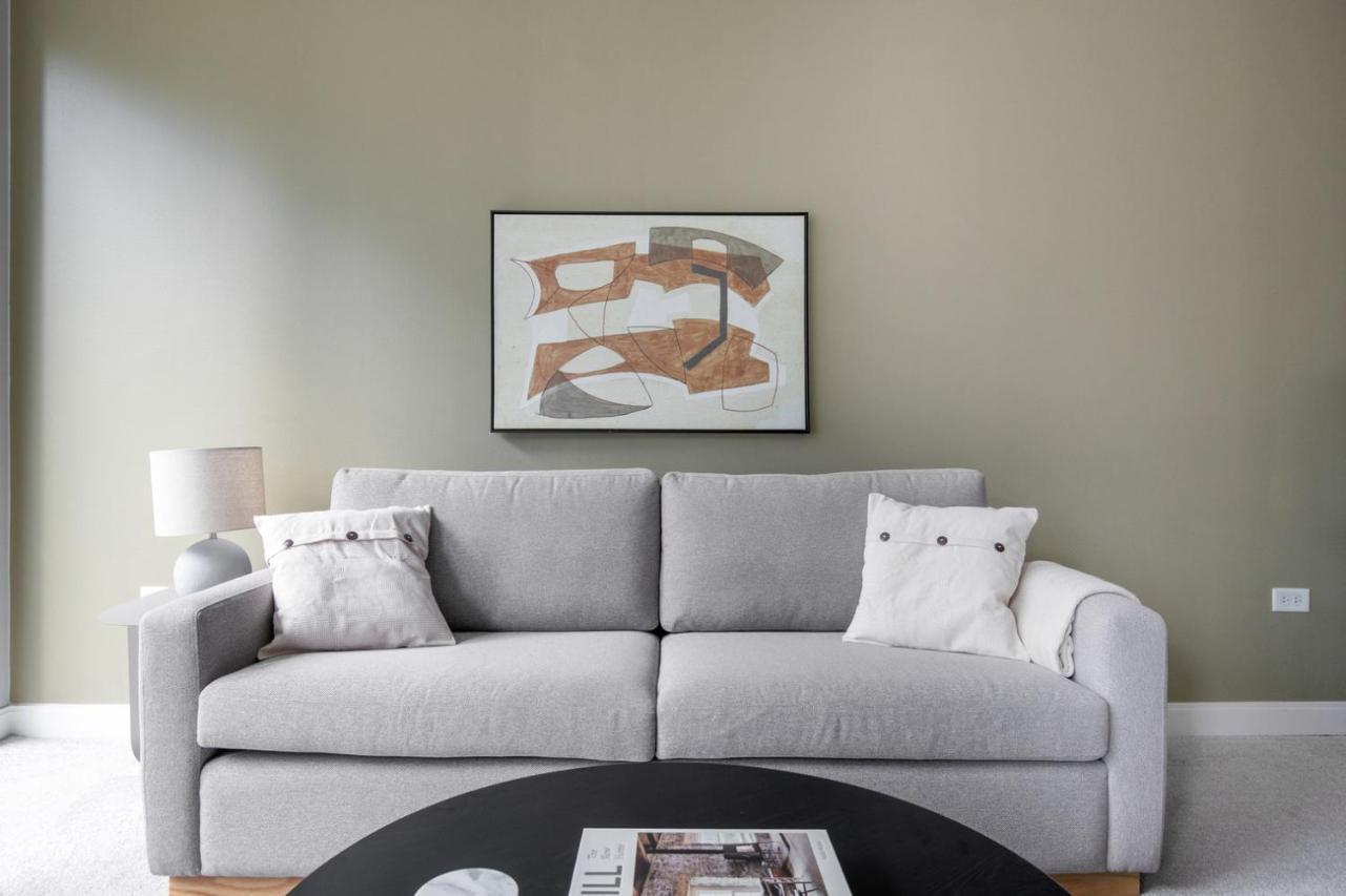 Loop 1br W Gym Pool Lounge 1 Block From L Chi-699 Apartment *