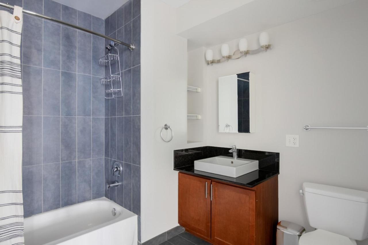 Apartment Loop 1br W Gym Pool Lounge 1 Block From L Chi-699 *