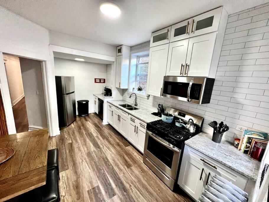 Apartment Modern Vintage 2br Walkable To Dining & Lakefront *