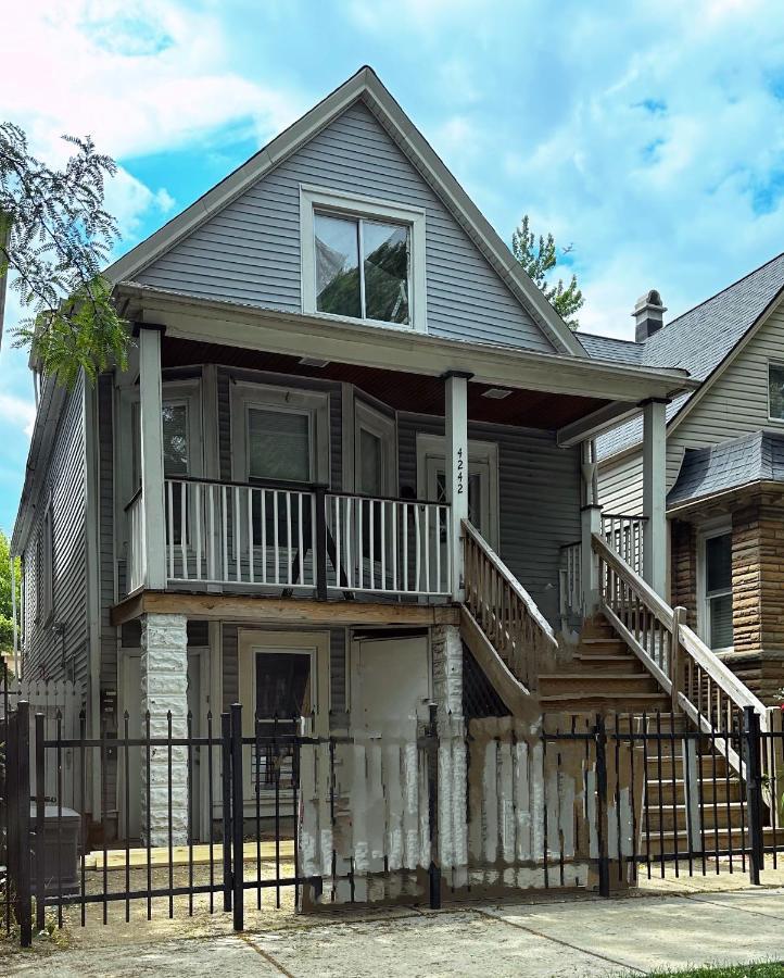 Cozy & Spacious In Irving Park Apartment *