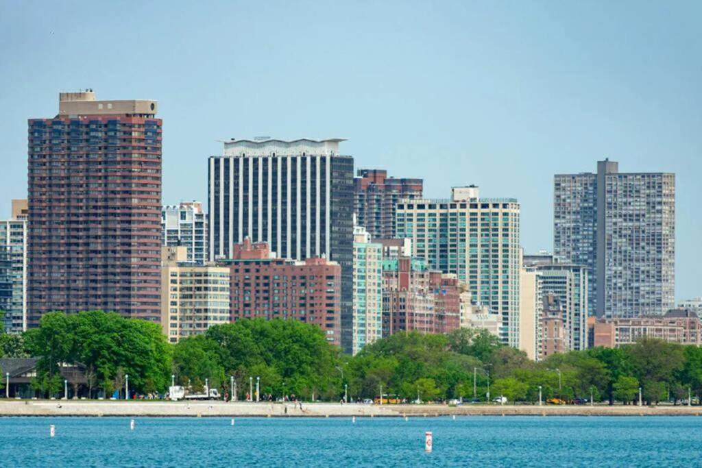Apartment Live The Dream In Wrigleyville's 3br Gem