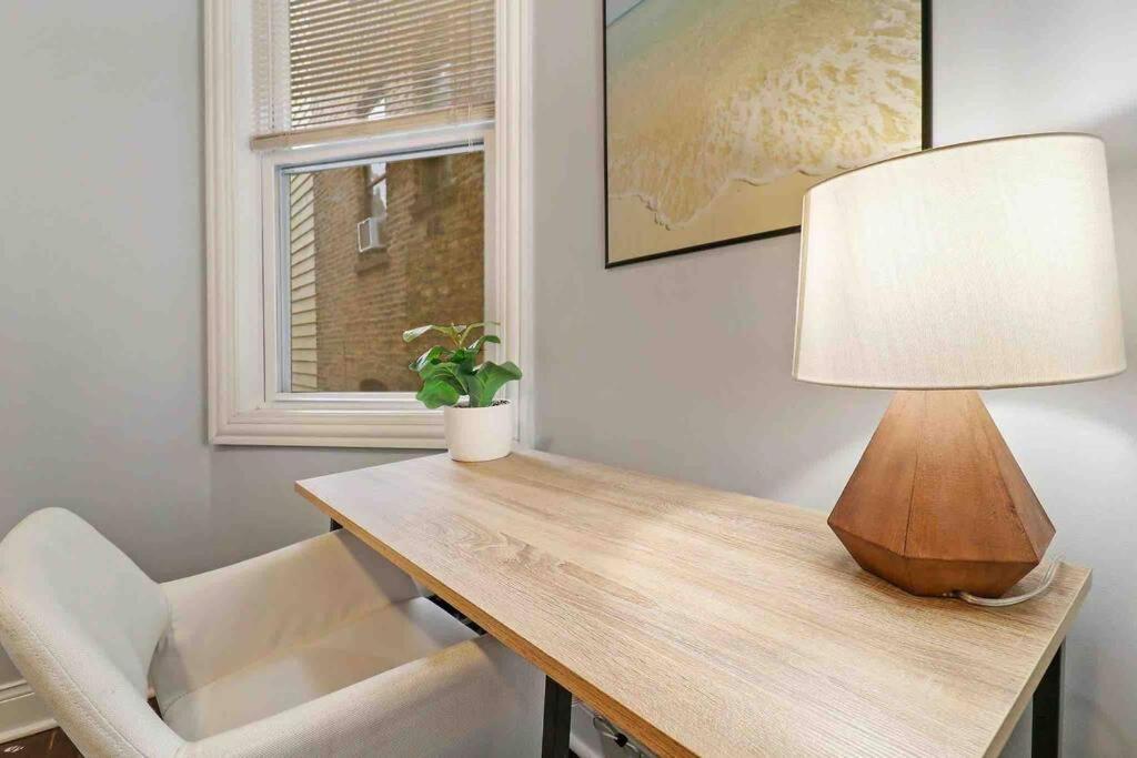 Live The Dream In Wrigleyville's 3br Gem Apartment Chicago