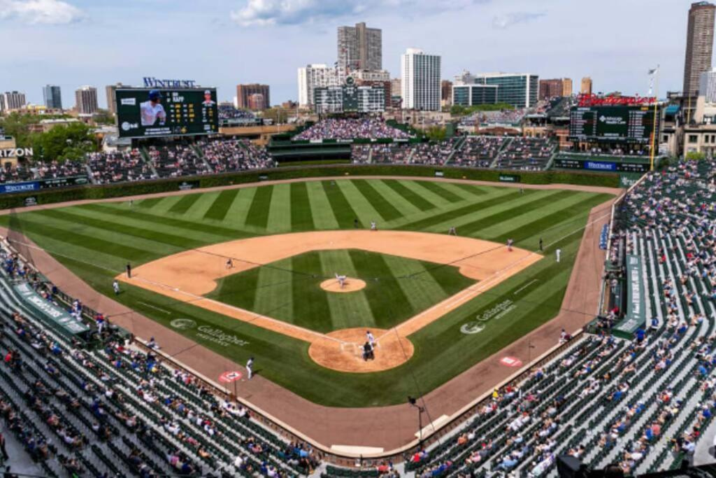 Apartment Live The Dream In Wrigleyville's 3br Gem *