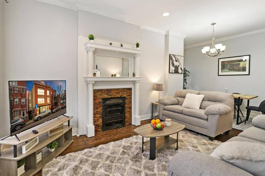 Live The Dream In Wrigleyville's 3br Gem Chicago