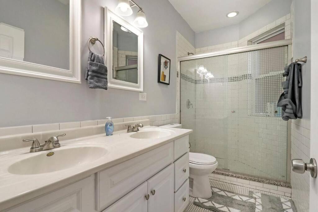 Live The Dream In Wrigleyville's 3br Gem Apartment Chicago