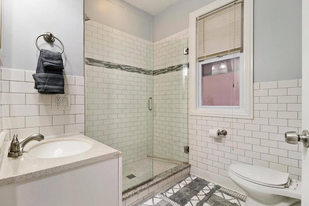 Live The Dream In Wrigleyville's 3br Gem Apartment