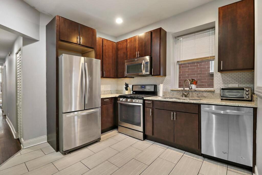 Live The Dream In Wrigleyville's 3br Gem Apartment Chicago