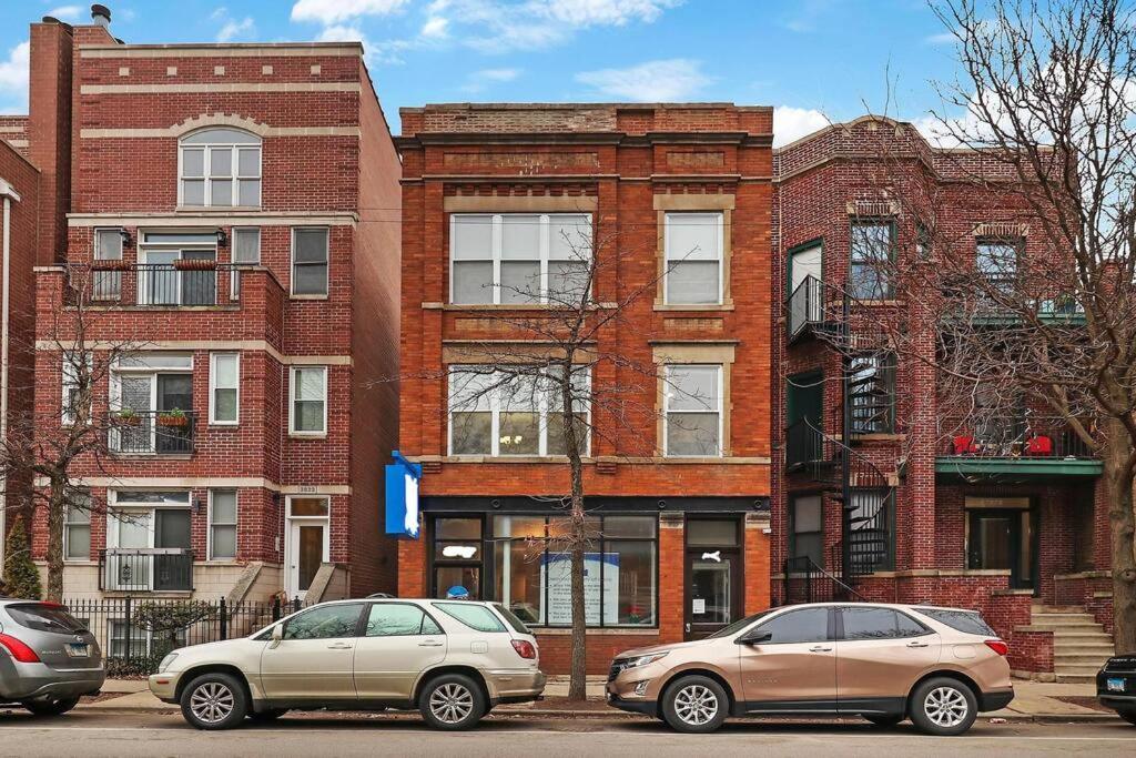 Live The Dream In Wrigleyville's 3br Gem Apartment