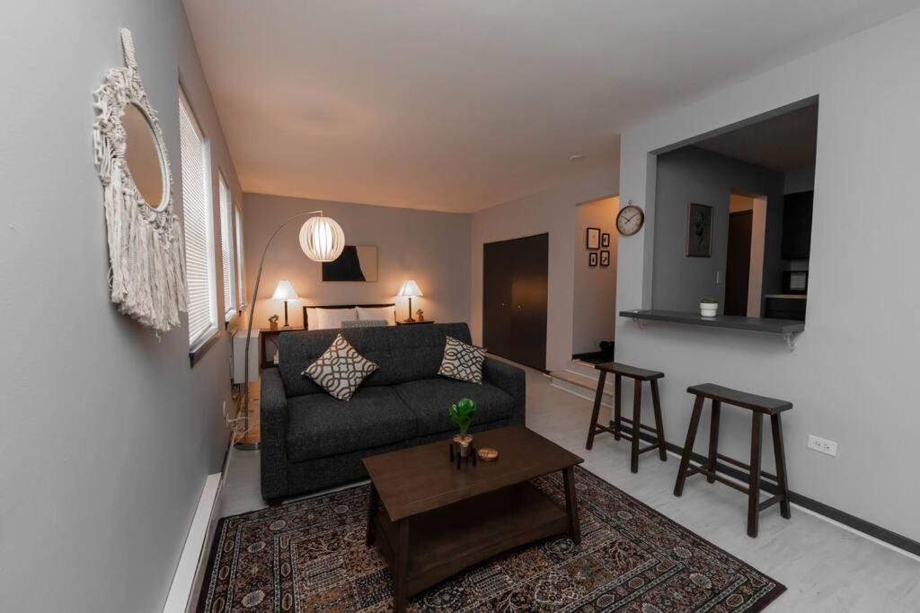 Discover North Side From Modern Apartment *
