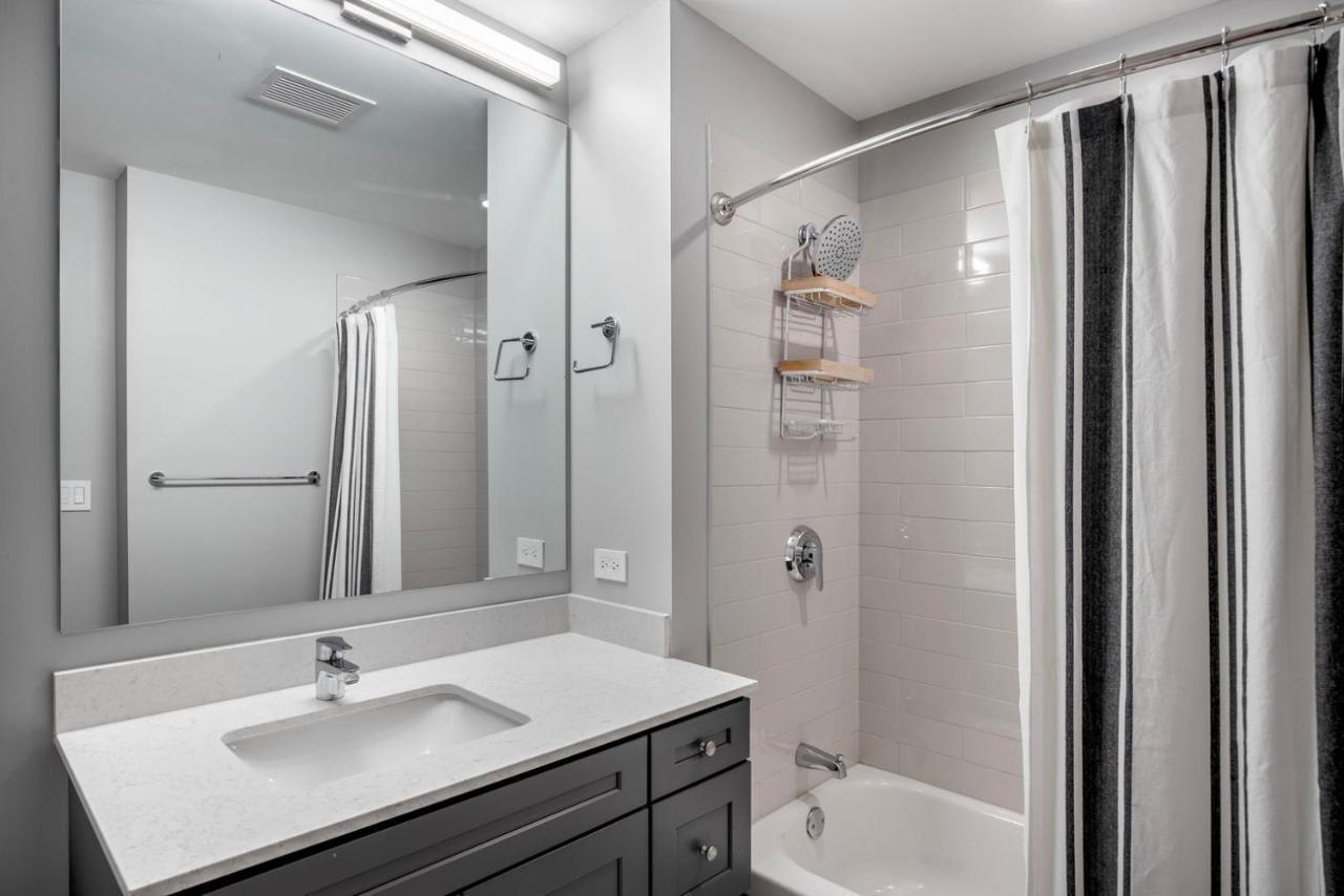 Lakeview 2br W Gym Grills Nr Lakefront Trail Chi-985 Apartment Chicago