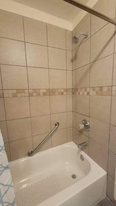 Chateau De Woodlawn - Peaceful 3 Bedroom Apartment. Apartment Chicago