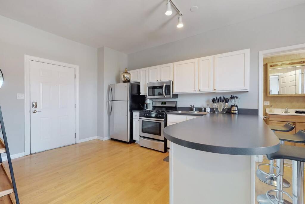 The Cozy Quarters - Sleeps 10 Chicago