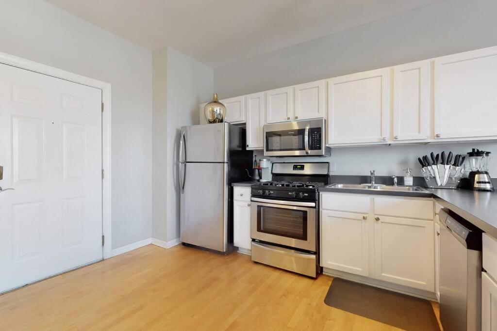 The Cozy Quarters - Sleeps 10 Apartment