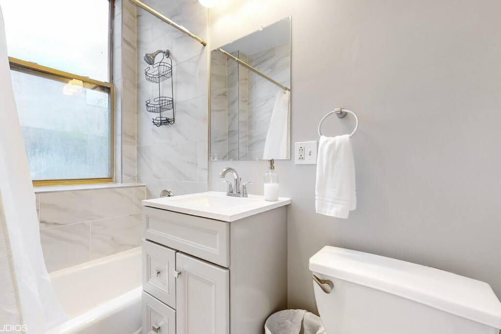 The Cozy Quarters - Sleeps 10 Chicago