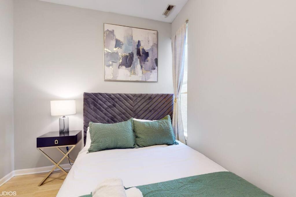 The Cozy Quarters - Sleeps 10 Apartment