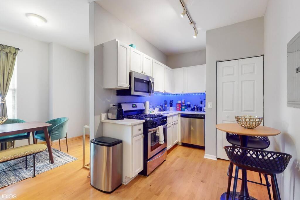 The Cozy Quarters - Sleeps 10 * Chicago