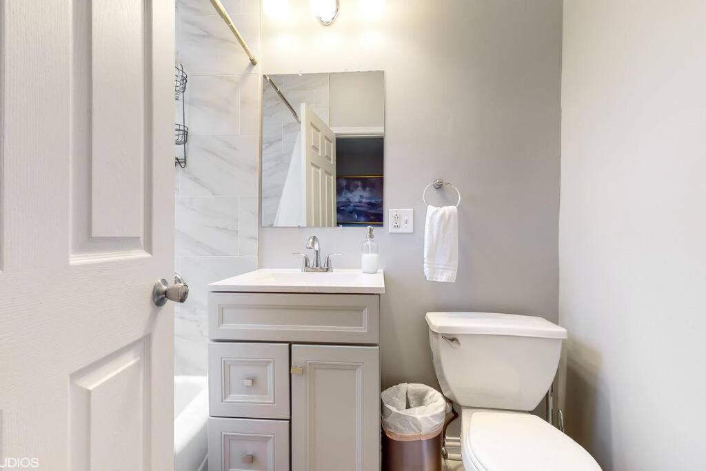 The Cozy Quarters - Sleeps 10 * Chicago