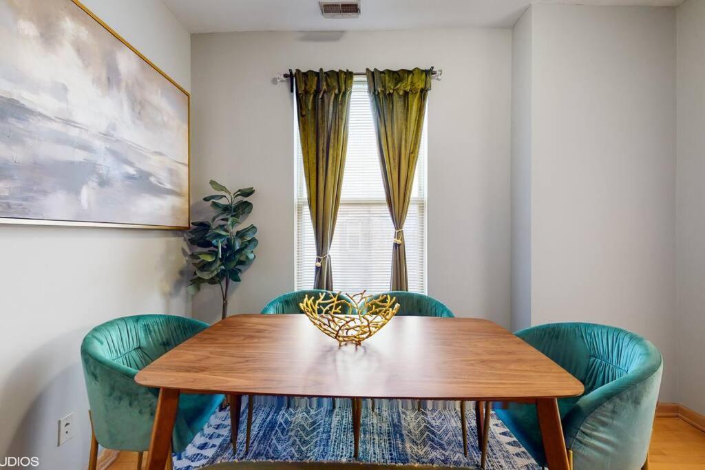 The Cozy Quarters - Sleeps 10 * Chicago