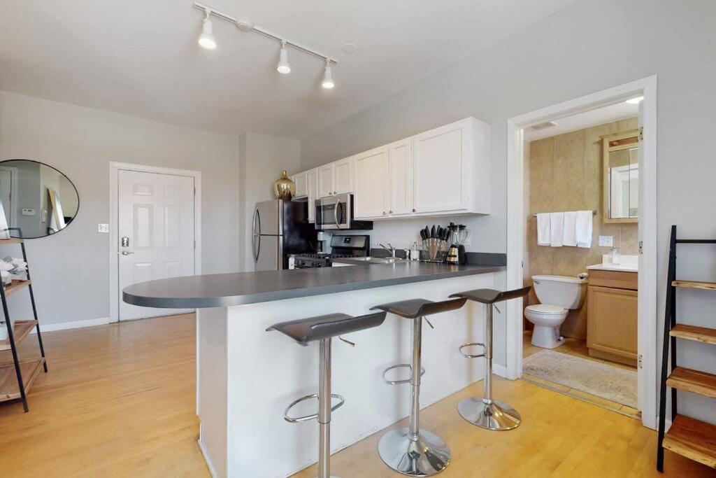 The Cozy Quarters - Sleeps 10 Apartment Chicago