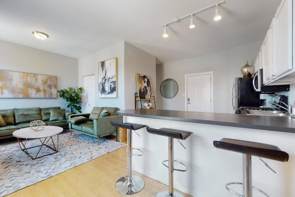 The Cozy Quarters - Sleeps 10 Chicago