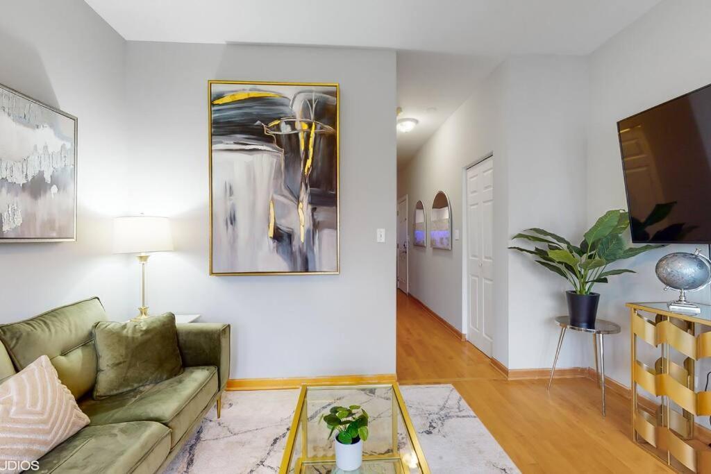 The Cozy Quarters - Sleeps 10 Chicago