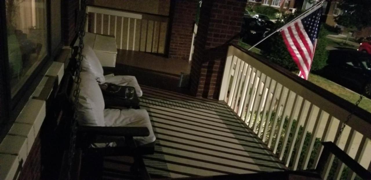 Well-appointed Cozy Portage Park Apt, Dogs, Kids, Free Parking, 420 Compliant *