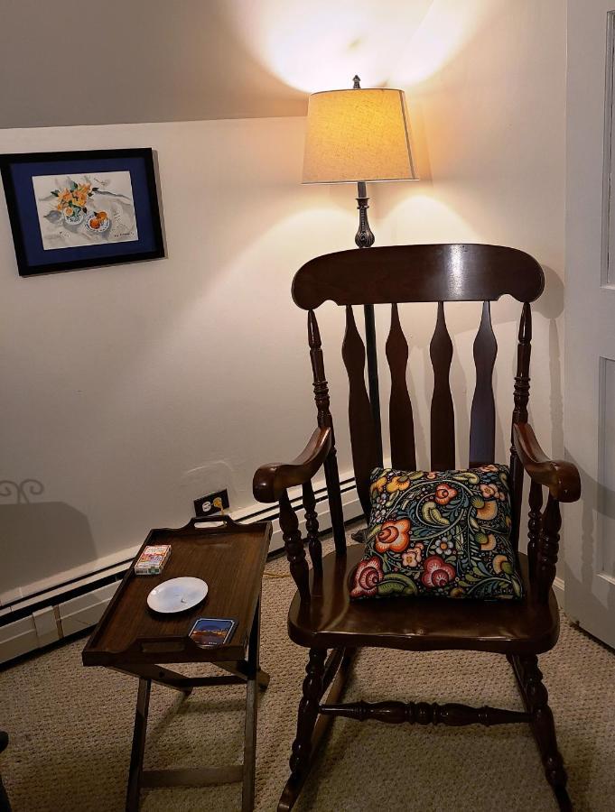 Well-appointed Cozy Portage Park Apt, Dogs, Kids, Free Parking, 420 Compliant Apartment *