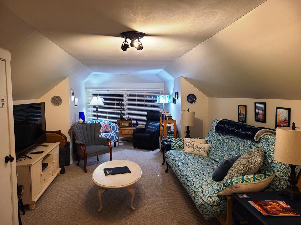 Well-appointed Cozy Portage Park Apt, Dogs, Kids, Free Parking, 420 Compliant *
