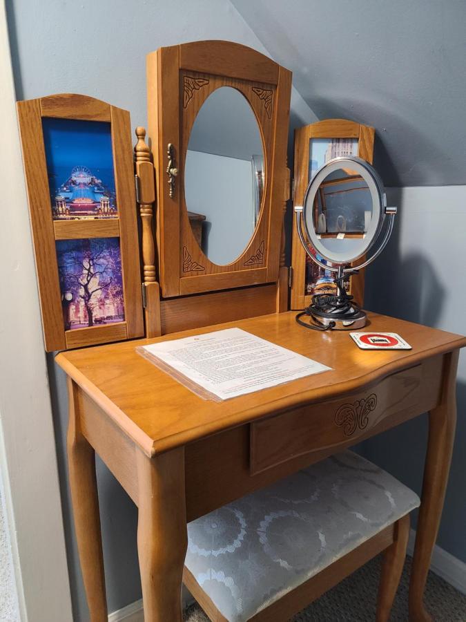 Well-appointed Cozy Portage Park Apt, Dogs, Kids, Free Parking, 420 Compliant Apartment *
