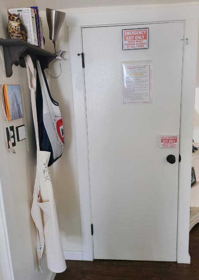 Well-appointed Cozy Portage Park Apt, Dogs, Kids, Free Parking, 420 Compliant