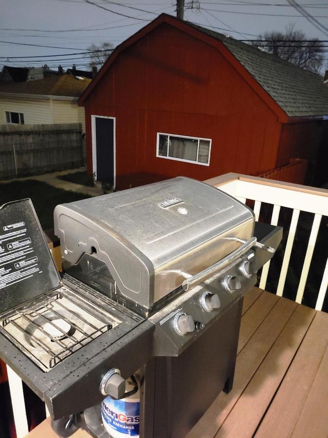 Well-appointed Cozy Portage Park Apt, Dogs, Kids, Free Parking, 420 Compliant Apartment *