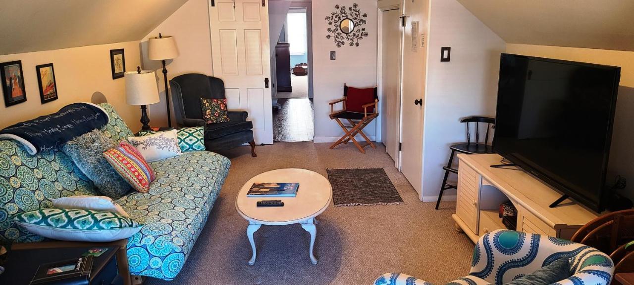 Apartment Well-appointed Cozy Portage Park Apt, Dogs, Kids, Free Parking, 420 Compliant *