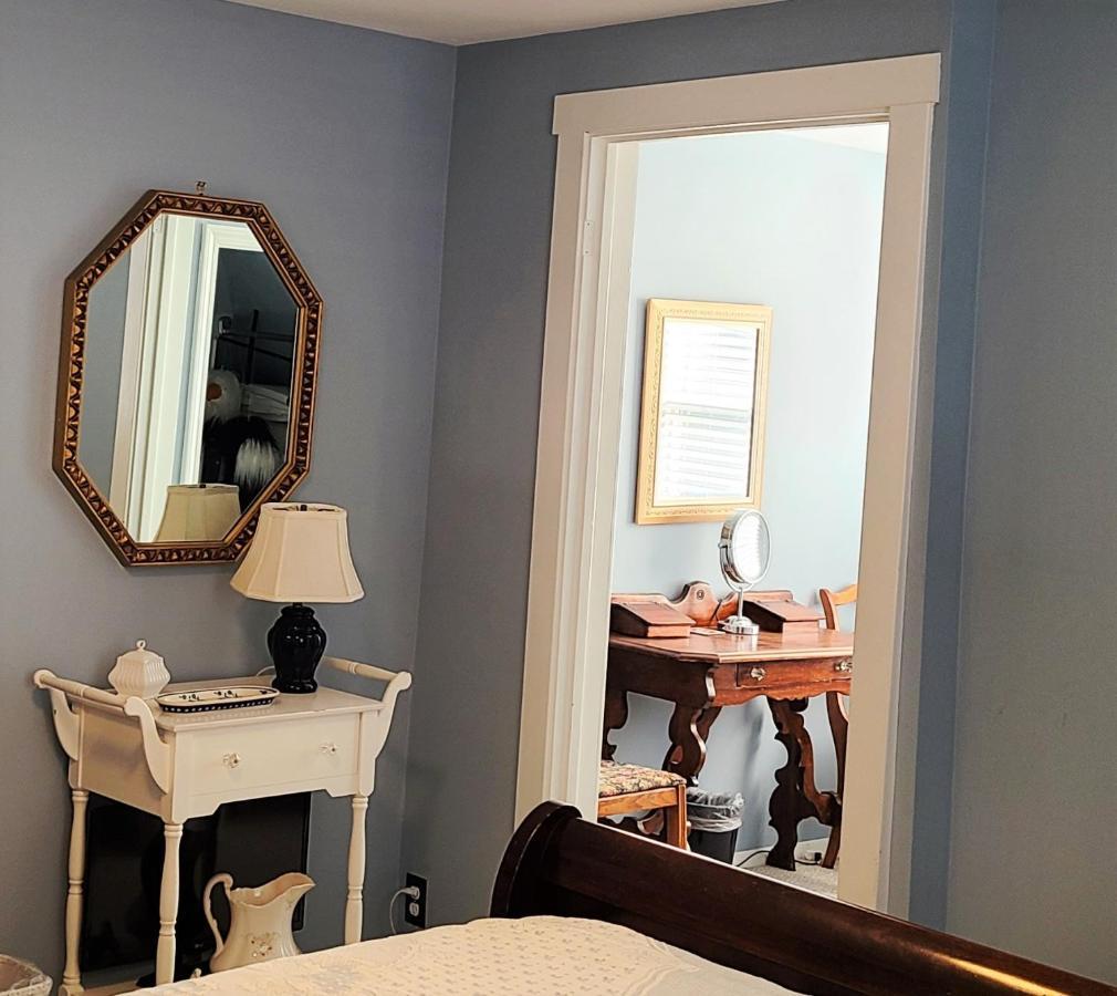 Well-appointed Cozy Portage Park Apt, Dogs, Kids, Free Parking, 420 Compliant Apartment *