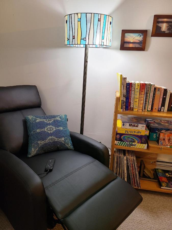 Well-appointed Cozy Portage Park Apt, Dogs, Kids, Free Parking, 420 Compliant *
