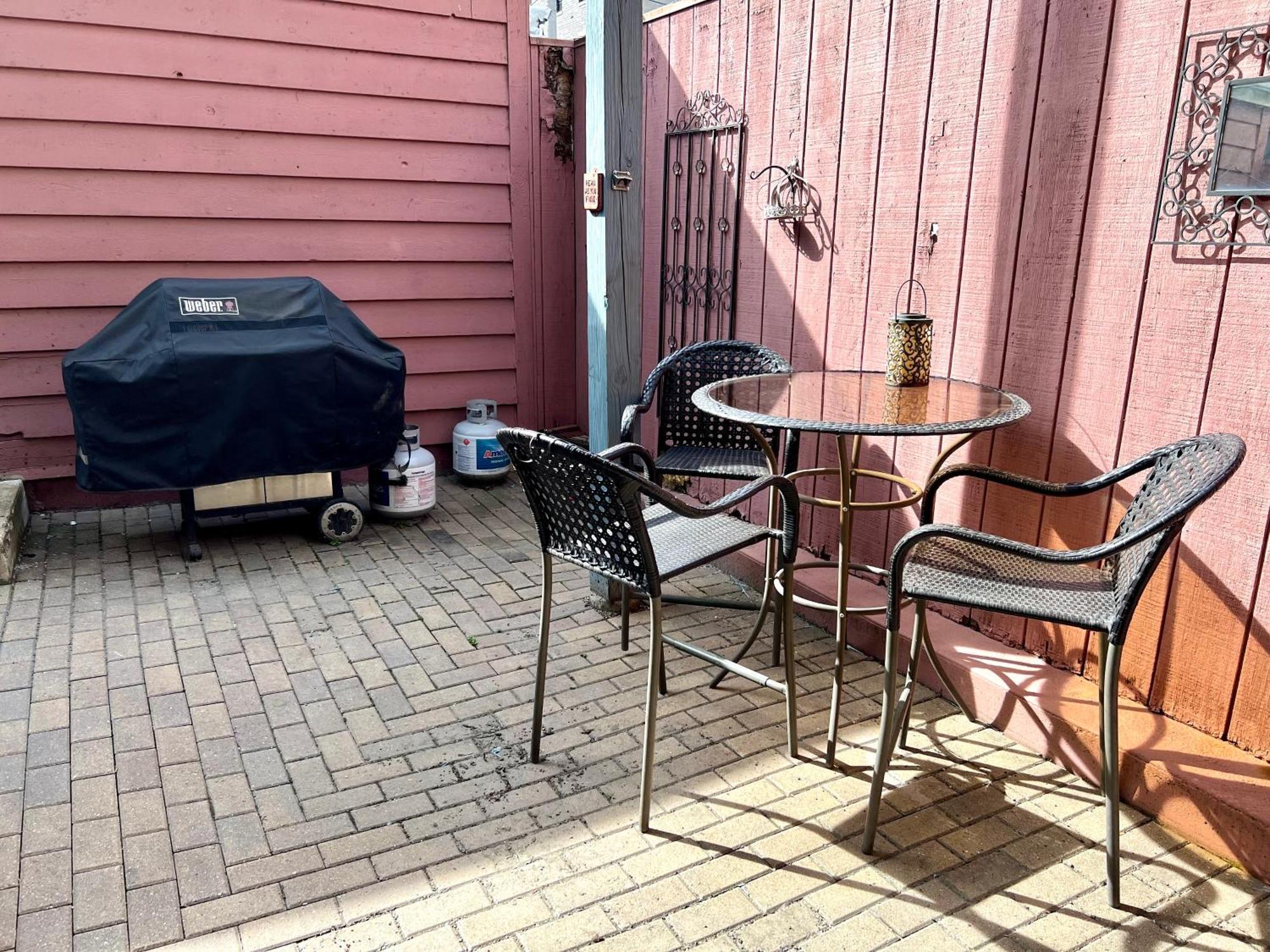 Designer Themed 4 Bedroom In Location With Patio And Fireplace